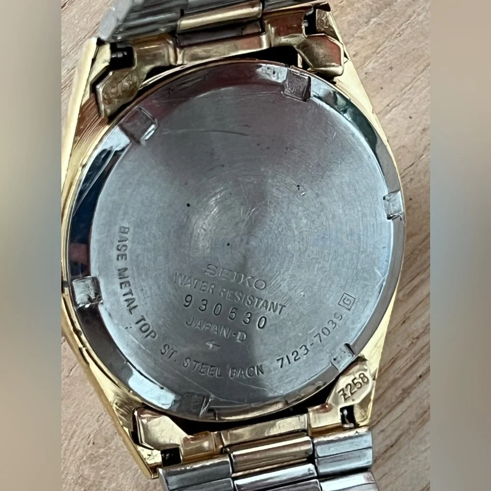 Seiko SQ Vintage Men’s Watch Silvery White Dial Gold-Tone Bracelet Date Window